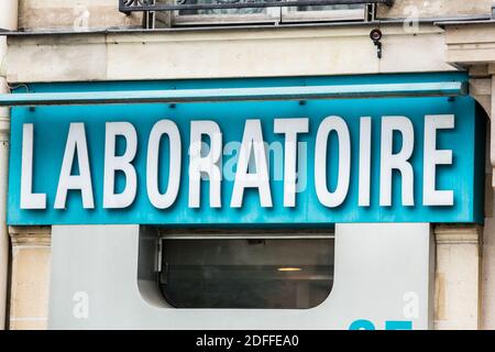 Ligne d'attente en dehors des laboratoires d'analyse pour les tests. Depuis le rebond des cas Covid-19, ces laboratoires ont vu un afflux élevé de citoyens qui veulent être testés, soit par suspicion d'infection, après avoir été en contact avec un cas confirmé, Ou simplement pour s'assurer qu'ils sont exempts d'infection le 03 août 2020 à Paris, France. Photo de Nasser Berzane/ABACAPRESS.COM Banque D'Images