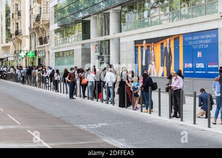 Ligne d'attente en dehors des laboratoires d'analyse pour les tests. Depuis le rebond des cas Covid-19, ces laboratoires ont vu un afflux élevé de citoyens qui veulent être testés, soit par suspicion d'infection, après avoir été en contact avec un cas confirmé, Ou simplement pour s'assurer qu'ils sont exempts d'infection le 03 août 2020 à Paris, France. Photo de Nasser Berzane/ABACAPRESS.COM Banque D'Images