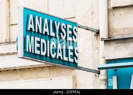 Ligne d'attente en dehors des laboratoires d'analyse pour les tests. Depuis le rebond des cas Covid-19, ces laboratoires ont vu un afflux élevé de citoyens qui veulent être testés, soit par suspicion d'infection, après avoir été en contact avec un cas confirmé, Ou simplement pour s'assurer qu'ils sont exempts d'infection le 03 août 2020 à Paris, France. Photo de Nasser Berzane/ABACAPRESS.COM Banque D'Images