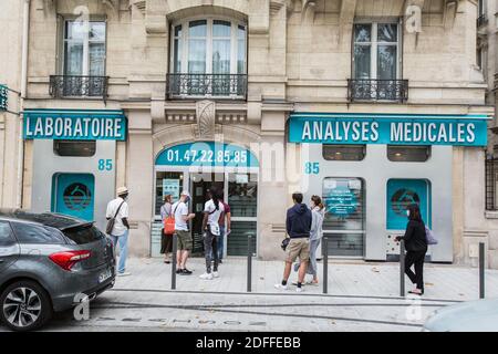 Ligne d'attente en dehors des laboratoires d'analyse pour les tests. Depuis le rebond des cas Covid-19, ces laboratoires ont vu un afflux élevé de citoyens qui veulent être testés, soit par suspicion d'infection, après avoir été en contact avec un cas confirmé, Ou simplement pour s'assurer qu'ils sont exempts d'infection le 03 août 2020 à Paris, France. Photo de Nasser Berzane/ABACAPRESS.COM Banque D'Images