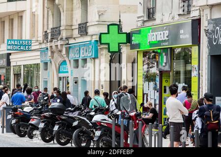 Ligne d'attente en dehors des laboratoires d'analyse pour les tests. Depuis le rebond des cas Covid-19, ces laboratoires ont vu un afflux élevé de citoyens qui veulent être testés, soit par suspicion d'infection, après avoir été en contact avec un cas confirmé, Ou simplement pour s'assurer qu'ils sont exempts d'infection le 03 août 2020 à Paris, France. Photo de Nasser Berzane/ABACAPRESS.COM Banque D'Images