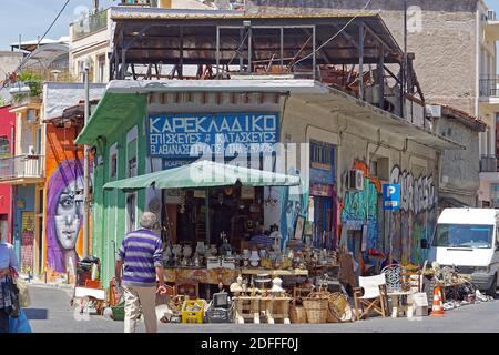 Athènes, Grèce - 03 mai 2015 : ancien magasin d'antiquités à l'angle de la rue dans la ville d'Athènes. Banque D'Images