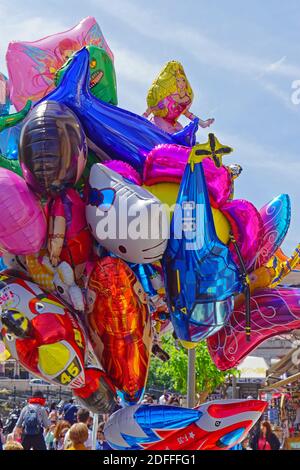 Athènes, Grèce - 03 mai 2015 : bouquet de ballons d'hélium à feuilles colorées à vendre dans la rue. Banque D'Images