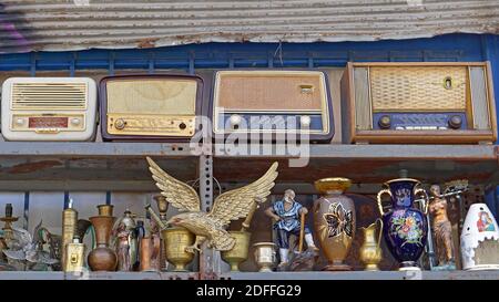 Athènes, Grèce - 03 mai 2015 : anciennes radios et antiquités en laiton au marché aux puces grec Monastiraki. Banque D'Images