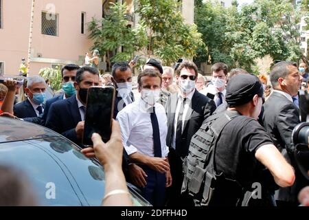 Le président français Emmanuel Macron, au centre, visite une rue dévastée de Beyrouth, au Liban, le jeudi 6 août 2020. Le président français Emmanuel Macron est arrivé à Beyrouth pour offrir un soutien français au Liban après l'explosion meurtrière du port.photo de Thibault Camus/Pool/ABACAPRESS.COM Banque D'Images