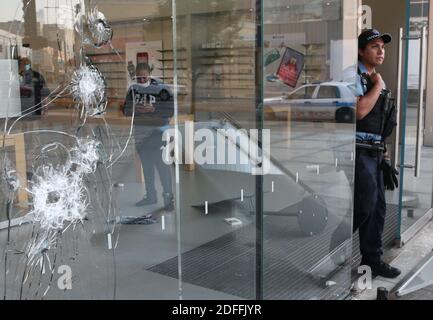 PAS DE FILM, PAS DE VIDÉO, PAS de télévision, PAS DE DOCUMENTAIRE - la police de Chicago garde à l'extérieur d'un Apple Store Nord Ave. Et Clyborne pillés et endommagés, après le pillage tôt le matin et la violence à Chicago, il, États-Unis, lundi 10 août 2020. Photo par Antonio Perez/Chicago Tribune/TNS/ABACAPRESS.COM Banque D'Images