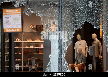PAS DE FILM, PAS DE VIDÉO, PAS de TV, PAS DE DOCUMENTAIRE - Windows ont été brisés par des pillards à Timberland sur Michigan Ave., après le pillage tôt le matin et la violence à Chicago, il, États-Unis, le lundi 10 août 2020. Photo par Antonio Perez/Chicago Tribune/TNS/ABACAPRESS.COM Banque D'Images