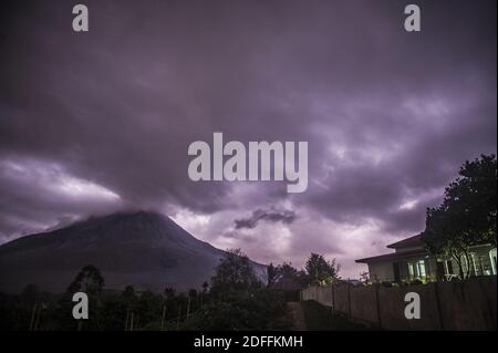 Le flash de l'orage a commencé la pluie dans les plusieurs sont affectés par les cendres volcaniques à la suite de l'éruption du volcan Sinabung. Photo en présence du sous-district de Simpang Empat, Karo, Sumatra Nord, Indonésie, le 12 août 2020. Photo de Sutanta Aditya/ABACAPRESS.COM Banque D'Images