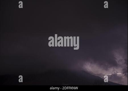 Le flash de l'orage a commencé la pluie dans les plusieurs sont affectés par les cendres volcaniques à la suite de l'éruption du volcan Sinabung. Photo en présence du sous-district de Simpang Empat, Karo, Sumatra Nord, Indonésie, le 12 août 2020. Photo de Sutanta Aditya/ABACAPRESS.COM Banque D'Images