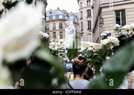 La procession des pèlerins suivant la route M de Marie marche dans la rue de Paris pour atteindre la Basilique du Sacré coeur à Montmartre, portant des roses blanches et suivant un statut de la Vierge Marie avec son enfant le jour de l'Assomption, une célébration catholique et orthodoxe. Paris, France 15 août 2020. Photo de Daniel Derajinski/ABACAPRESS.COM Banque D'Images