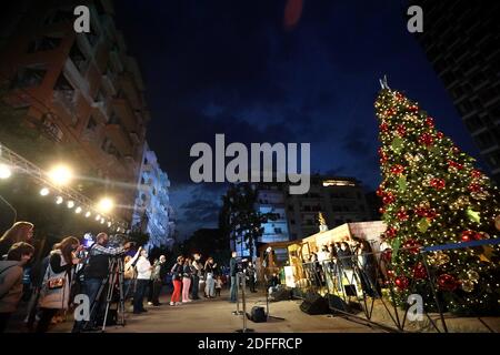 Beyrouth, Liban. 4 décembre 2020. Les gens assistent à une célébration de Noël dans la région de Gemmayzeh, à Beyrouth, au Liban, le 4 décembre 2020. Les habitants de la région de Gemmayzeh, qui a été gravement touchée par les explosions de Beyrouth, ont commencé à se préparer pour les prochains Noël récemment. Credit: Bilal Jawich/Xinhua/Alay Live News Banque D'Images