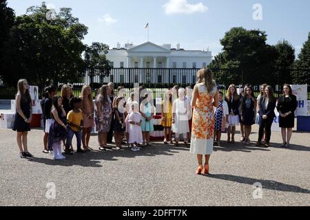 La première dame des États-Unis Melania Trump s'entretient avec les enfants lors de l'ouverture de l'exposition construire le mouvement pour célébrer le 100e anniversaire du 19e amendement devant la Maison Blanche à Washington, le 24 août 2020. Photo de Yuri Gripas/ABACAPRESS.COM Banque D'Images