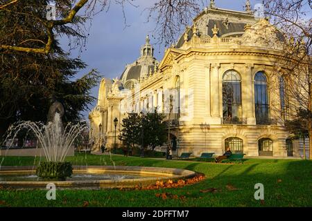 PARIS, FRANCE -20 DEC 2019- Construit pour l'exposition universelle de 1900, le petit Palais est aujourd'hui l'un des quatorze musées gérés directement par la ville de Banque D'Images