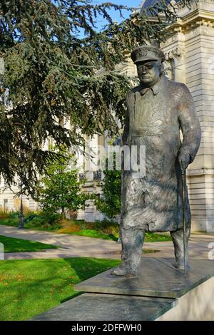 PARIS, FRANCE -20 DEC 2019- vue d'une statue de bronze de Winston Churchill sur le terrain du petit Palais près des champs Elysées à Paris. Banque D'Images