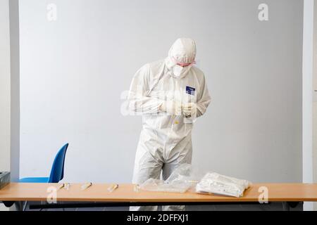 Personnel soignant pendant les tests Covid-19. Le 26 août 2020, la ville de Marseille et les marins pompiers du Bataillon de Marseille ont ouvert un centre de projection temporaire Covid-19 dans différents quartiers de Marseille, en France. Photo de Julien Poupart/ABACAPRESS.COM Banque D'Images