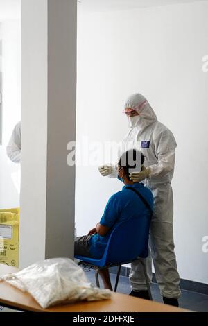 Personnel soignant pendant les tests Covid-19. Le 26 août 2020, la ville de Marseille et les marins pompiers du Bataillon de Marseille ont ouvert un centre de projection temporaire Covid-19 dans différents quartiers de Marseille, en France. Photo de Julien Poupart/ABACAPRESS.COM Banque D'Images