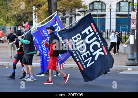 Washington DC. 14 novembre 2020. Million Maga March. Jeunes hommes portant des shorts marchant avec des drapeaux Trump et des drapeaux 'F Bidenn'. Banque D'Images