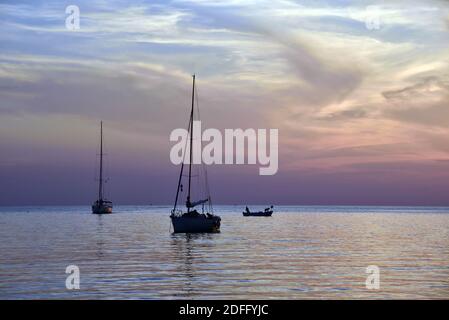 Voiliers ancrés au coucher du soleil Banque D'Images