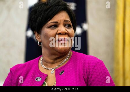 Alice Marie Johnson, avocate de la réforme de la justice pénale, écoute le président Donald Trump dans le Bureau ovale de la Maison Blanche le 28 août 2020. Photo par Anna Moneymaker/Pool/ABACAPRESS.COM Banque D'Images