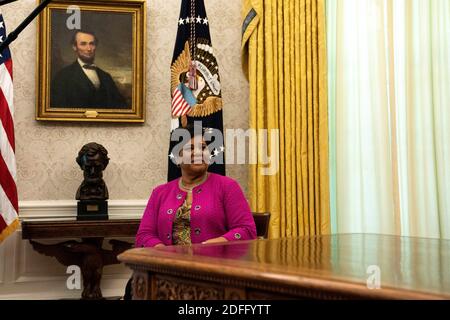 Alice Marie Johnson, avocate de la réforme de la justice pénale, écoute le président Donald Trump dans le Bureau ovale de la Maison Blanche le 28 août 2020. Photo par Anna Moneymaker/Pool/ABACAPRESS.COM Banque D'Images