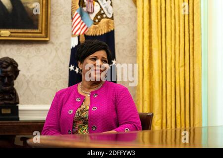 Alice Marie Johnson, avocate de la réforme de la justice pénale, écoute le président Donald Trump dans le Bureau ovale de la Maison Blanche le 28 août 2020. Photo par Anna Moneymaker/Pool/ABACAPRESS.COM Banque D'Images