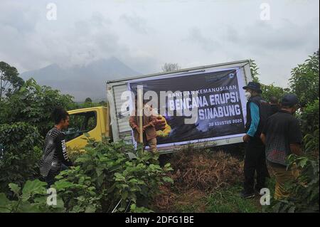 Les résidents affectés par l'éruption du volcan Sinabung ainsi que les volontaires de la Fondation Al Kahfi escortent un camion transportant une aide caritative pour les résidents des villages de Kuta Tengah, Berastepu et Gamber (Tiga Serangkai) à la mosquée Al-Jihad à Karo, au nord de Sumatra, en Indonésie, le 30 août 2020. Dans plusieurs nouvelles liées à l'éruption du volcan Sinabung, humanely quelques volontaires d'Al-Kahfi sont venus à la psychologie traitée des résidents, en particulier pour les enfants qui vivent sur le seuil d'une zone de danger de catastrophe géologique. Photo par Aditya Sutanta/ABACAPRESS.COM Banque D'Images