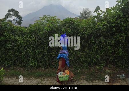 Les résidents touchés par l'éruption du volcan Sinabung ont reçu l'aide de volontaires de la Fondation Al Kahfi comme action caritative pour les résidents des villages de Kuta Tengah, Berastepu et Gamber (Tiga Serangkai) à la mosquée Al-Jihad à Karo, au nord de Sumatra, en Indonésie, le 30 août 2020. Dans plusieurs nouvelles liées à l'éruption du volcan Sinabung, humanely quelques volontaires d'Al-Kahfi sont venus à la psychologie traitée des résidents, en particulier pour les enfants qui vivent sur le seuil d'une zone de danger de catastrophe géologique. Photo par Aditya Sutanta/ABACAPRESS.COM Banque D'Images