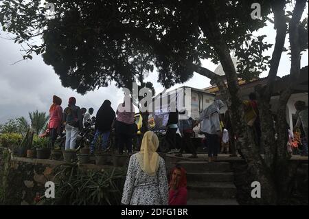 Les résidents affectés par l'éruption du volcan Sinabung ainsi que les volontaires de la Fondation Al Kahfi escortent un camion transportant une aide caritative pour les résidents des villages de Kuta Tengah, Berastepu et Gamber (Tiga Serangkai) à la mosquée Al-Jihad à Karo, au nord de Sumatra, en Indonésie, le 30 août 2020. Dans plusieurs nouvelles liées à l'éruption du volcan Sinabung, humanely quelques volontaires d'Al-Kahfi sont venus à la psychologie traitée des résidents, en particulier pour les enfants qui vivent sur le seuil d'une zone de danger de catastrophe géologique. Photo par Aditya Sutanta/ABACAPRESS.COM Banque D'Images