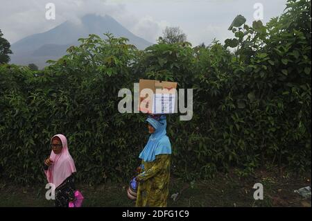 Les résidents touchés par l'éruption du volcan Sinabung ont reçu l'aide de volontaires de la Fondation Al Kahfi comme action caritative pour les résidents des villages de Kuta Tengah, Berastepu et Gamber (Tiga Serangkai) à la mosquée Al-Jihad à Karo, au nord de Sumatra, en Indonésie, le 30 août 2020. Dans plusieurs nouvelles liées à l'éruption du volcan Sinabung, humanely quelques volontaires d'Al-Kahfi sont venus à la psychologie traitée des résidents, en particulier pour les enfants qui vivent sur le seuil d'une zone de danger de catastrophe géologique. Photo par Aditya Sutanta/ABACAPRESS.COM Banque D'Images