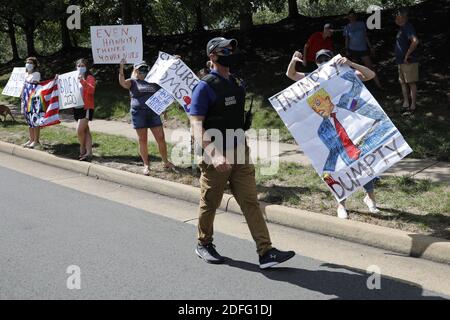 Les manifestants réagissent en dehors du club de golf national de Trump alors que le convoi du président américain Donald Trump passe à Sterling, en Virginie, le 30 août 2020. Photo de Yuri Gripas/ABACAPRESS.COM Banque D'Images