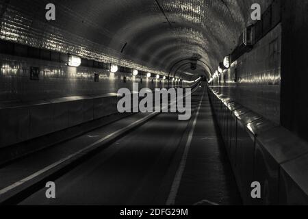 conducteur de vélo avec promenades légères dans le vieux tunnel historique sous l'elbe à hambourg Banque D'Images