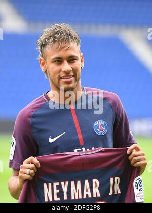 Photo du dossier datée du 4 août 2017 de Neymar Pitchside après une conférence de presse au Parc des Princes, suite à son record mondial de 200 millions de livres de transfert du FC Barcelone à Paris Saint Germain, France. Le fabricant d'équipements sportifs Nike a parqué avec Neymar, mettre fin à l'un des accords de sponsoring les plus importants de l'entreprise dix ans et demi après avoir signé le buteur en tant que prodige de 13 ans. Le journal brésilien Folha de Sao Paulo a déclaré que le dernier accord de Neymar avec Nike était un contrat de 11 ans qui devait expirer en 2022, d'une valeur totale de 100 millions d'euros. Photo de Christian Liewig/A Banque D'Images