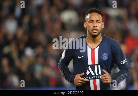 Photo du dossier datée du 25 septembre 2019 de Neymar, le brésilien du PSG, lors du match Ligue 1 Paris Saint-Germain contre Stade de Reims au stade du Parc des Princes à Paris, France. Le fabricant d'équipements sportifs Nike a fait des pas avec Neymar, mettant fin à l'un des accords de sponsoring les plus importants de la société dix ans et demi après avoir signé l'attaquant en tant que prodige de 13 ans. Le journal brésilien Folha de Sao Paulo a déclaré que le dernier accord de Neymar avec Nike était un contrat de 11 ans qui devait expirer en 2022, d'une valeur totale de 100 millions d'euros. Photo de Christian Liewig/ABACAPRESS.COM Banque D'Images