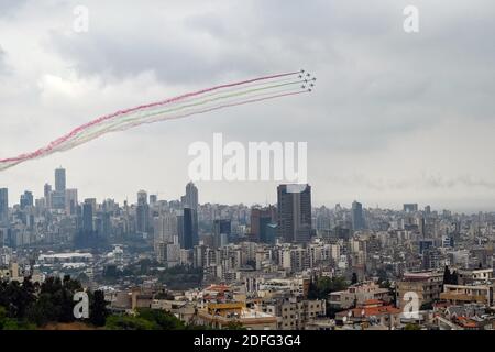 Les avions de l'équipe aérobie de la Patrouille de France dessinent les couleurs du drapeau libanais lorsqu'ils survotent Beyrouth, au Liban, le 1er septembre 2020, pour marquer la 100e année de la création du Liban, le 1er septembre 1920. Photo par Ammar Abd Rabbo/ABACAPRESS.COM Banque D'Images