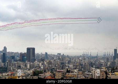 Les avions de l'équipe aérobie de la Patrouille de France dessinent les couleurs du drapeau libanais lorsqu'ils survotent Beyrouth, au Liban, le 1er septembre 2020, pour marquer la 100e année de la création du Liban, le 1er septembre 1920. Photo par Ammar Abd Rabbo/ABACAPRESS.COM Banque D'Images