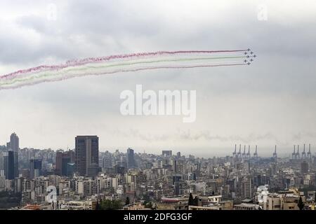 Les avions de l'équipe aérobie de la Patrouille de France dessinent les couleurs du drapeau libanais lorsqu'ils survotent Beyrouth, au Liban, le 1er septembre 2020, pour marquer la 100e année de la création du Liban, le 1er septembre 1920. Photo par Ammar Abd Rabbo/ABACAPRESS.COM Banque D'Images