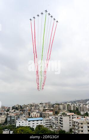 Les avions de l'équipe aérobie de la Patrouille de France dessinent les couleurs du drapeau libanais lorsqu'ils survotent Beyrouth, au Liban, le 1er septembre 2020, pour marquer la 100e année de la création du Liban, le 1er septembre 1920. Photo par Ammar Abd Rabbo/ABACAPRESS.COM Banque D'Images