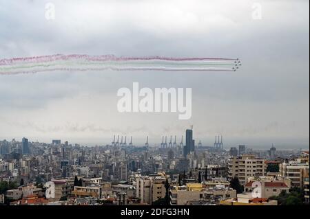 Les avions de l'équipe aérobie de la Patrouille de France dessinent les couleurs du drapeau libanais lorsqu'ils survotent Beyrouth, au Liban, le 1er septembre 2020, pour marquer la 100e année de la création du Liban, le 1er septembre 1920. Photo par Ammar Abd Rabbo/ABACAPRESS.COM Banque D'Images