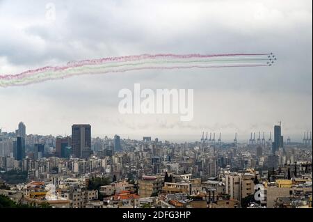 Les avions de l'équipe aérobie de la Patrouille de France dessinent les couleurs du drapeau libanais lorsqu'ils survotent Beyrouth, au Liban, le 1er septembre 2020, pour marquer la 100e année de la création du Liban, le 1er septembre 1920. Photo par Ammar Abd Rabbo/ABACAPRESS.COM Banque D'Images