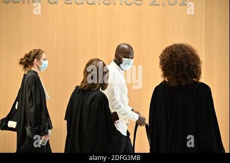 Lassana Bathily (C), l'employé du supermarché Hyper Cacher qui a aidé les acheteurs à se cacher dans une chambre froide d'un homme armé islamiste arrive au palais de justice de Paris, le 2 septembre 2020, Pour l'audience d'ouverture du procès de 14 complices présumés dans les meurtres de Charlie Hebdo et d'Hyper cacher jihadistes. Quatorze personnes accusées d’avoir aidé des hommes armés djihadistes à attaquer l’hebdomadaire satirique français Charlie Hebdo et un supermarché juif font l’objet d’un procès, cinq ans après des jours de terreur qui ont provoqué des ondes de choc en France. Photo par Eliot Blondt/ABACAPRESS.COM Banque D'Images