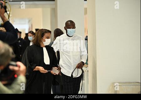 Lassana Bathily (C), l'employé du supermarché Hyper Cacher qui a aidé les acheteurs à se cacher dans une chambre froide d'un homme armé islamiste arrive au palais de justice de Paris, le 2 septembre 2020, Pour l'audience d'ouverture du procès de 14 complices présumés dans les meurtres de Charlie Hebdo et d'Hyper cacher jihadistes. Quatorze personnes accusées d’avoir aidé des hommes armés djihadistes à attaquer l’hebdomadaire satirique français Charlie Hebdo et un supermarché juif font l’objet d’un procès, cinq ans après des jours de terreur qui ont provoqué des ondes de choc en France. Photo par Eliot Blondt/ABACAPRESS.COM Banque D'Images