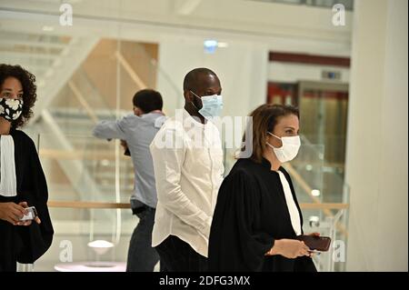 Lassana Bathily (C), l'employé du supermarché Hyper Cacher qui a aidé les acheteurs à se cacher dans une chambre froide d'un homme armé islamiste arrive au palais de justice de Paris, le 2 septembre 2020, Pour l'audience d'ouverture du procès de 14 complices présumés dans les meurtres de Charlie Hebdo et d'Hyper cacher jihadistes. Quatorze personnes accusées d’avoir aidé des hommes armés djihadistes à attaquer l’hebdomadaire satirique français Charlie Hebdo et un supermarché juif font l’objet d’un procès, cinq ans après des jours de terreur qui ont provoqué des ondes de choc en France. Photo par Eliot Blondt/ABACAPRESS.COM Banque D'Images