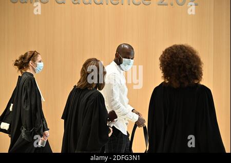 Lassana Bathily (C), l'employé du supermarché Hyper Cacher qui a aidé les acheteurs à se cacher dans une chambre froide d'un homme armé islamiste arrive au palais de justice de Paris, le 2 septembre 2020, Pour l'audience d'ouverture du procès de 14 complices présumés dans les meurtres de Charlie Hebdo et d'Hyper cacher jihadistes. Quatorze personnes accusées d’avoir aidé des hommes armés djihadistes à attaquer l’hebdomadaire satirique français Charlie Hebdo et un supermarché juif font l’objet d’un procès, cinq ans après des jours de terreur qui ont provoqué des ondes de choc en France. Photo par Eliot Blondt/ABACAPRESS.COM Banque D'Images