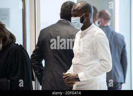 Lassana Bathily (C), l'employé du supermarché Hyper Cacher qui a aidé les acheteurs à se cacher dans une chambre froide d'un homme armé islamiste arrive au palais de justice de Paris, le 2 septembre 2020, Pour l'audience d'ouverture du procès de 14 complices présumés dans les meurtres de Charlie Hebdo et d'Hyper cacher jihadistes. Photo par Eliot Blondt/ABACAPRESS.COM Banque D'Images