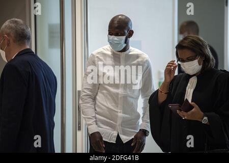 Lassana Bathily (C), l'employé du supermarché Hyper Cacher qui a aidé les acheteurs à se cacher dans une chambre froide d'un homme armé islamiste arrive au palais de justice de Paris, le 2 septembre 2020, Pour l'audience d'ouverture du procès de 14 complices présumés dans les meurtres de Charlie Hebdo et d'Hyper cacher jihadistes. Photo par Eliot Blondt/ABACAPRESS.COM Banque D'Images