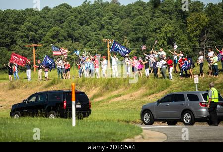 PAS DE FILM, PAS DE VIDÉO, PAS de télévision, PAS DE DOCUMENTAIRE - les supporters se font signe et applaudissent comme le cortège du vice-président Mike Pence quitte l'aéroport international de Raleigh Durham à Morrisville, NC, États-Unis, le jeudi 3 septembre 2020. Photo de Travis long/The Raleigh News & observer/TNS/ABACAPRESS.COM Banque D'Images