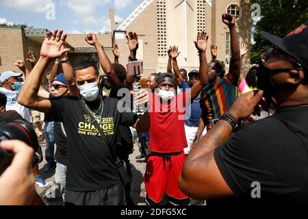 PAS DE FILM, PAS DE VIDÉO, pas de télévision, PAS DE DOCUMENTAIRE - les militants de Black Lives Matter lèvent la main et scandent « ne pas tourner » alors qu'ils marchent dans la 60ème rue près de l'église luthérienne Grace avant l'arrivée de l'ancien vice-président démocrate Joe Biden à Kenosha, WI, États-Unis, le jeudi 3 septembre 2020. Photo de Stacey Wescott/Chicago Tribune/TNS/ABACAPRESS.COM Banque D'Images