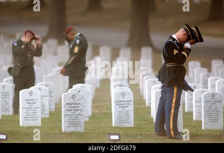 Photo de dossier datée du 9 août 2007 d'UNE tempête perturbant l'enterrement du capitaine de l'armée américaine Maria Ines Ortiz, qui a été tué en Irak, au cimetière national d'Arlington, va, États-Unis. Le président Trump a refusé de visiter un cimetière de la première Guerre mondiale en France parce qu'il a déclaré que les soldats américains morts étaient des « perdants » et des « marcheurs ». Les allégations, rapportées pour la première fois dans l'Atlantique, contiennent de multiples cas de M. Trump faisant des remarques désobligeantes sur des membres de l'armée américaine qui ont été capturés ou tués, et qui affirment que le président a refusé d'assister à un service au cimetière américain Aisne-Marne en France en 2018. Monsieur Trump Banque D'Images