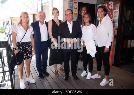Le joueur de football Eugénie le Sommer, Président de l'Olympique Lyonnais football Club Jean-Michel Aulas, producteur du documentaire Julie Gayet, François Hollande, footballeurs Wendie Renard, Sarah Bouhadi et Selma Bacha assistent à la présentation du film documentaire les joueuses lors du 13ème Festival du film francophone d'Angouleme le 1er septembre, 2020 à Angoulême, France. Photo de David Niviere/ABACAPRESS.COM Banque D'Images