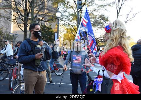 Washington DC. 14 novembre 2020. La marche de Mages. BLM homme interviewant un homosexuel conservateur Trump partisan traîner la reine Lady Maga. Banque D'Images